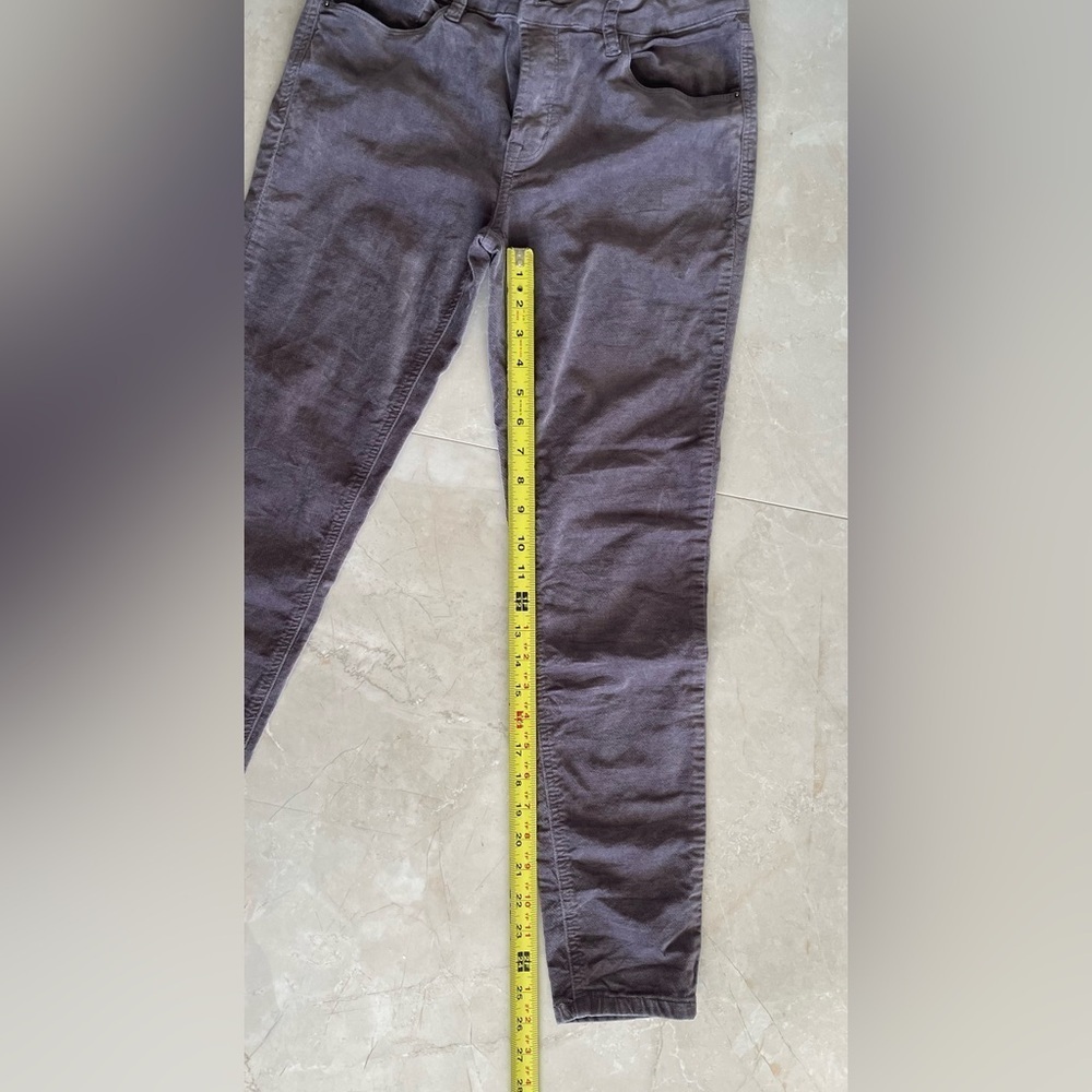 KENSIE Women’s Jeans Size Photos Grey Zip Fly Closure Straight Velvet Mid Rise - Picture 2 of 7